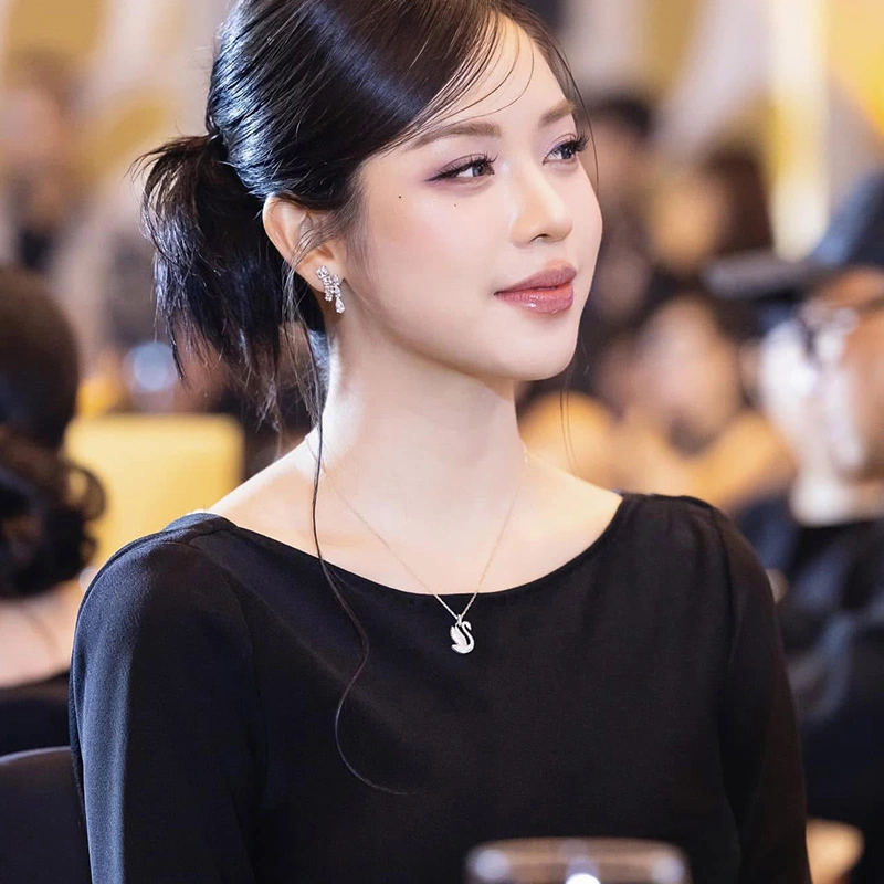 Dây chuyền Swarovski 5647872 Swan Pendant | Ảnh hoa hậu Thanh Thủy 01