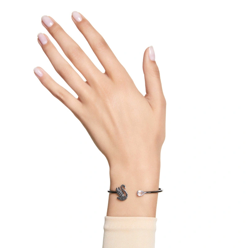 Vòng tay Swarovski 5688745 Swan Bangle | Ảnh mẫu đeo tay