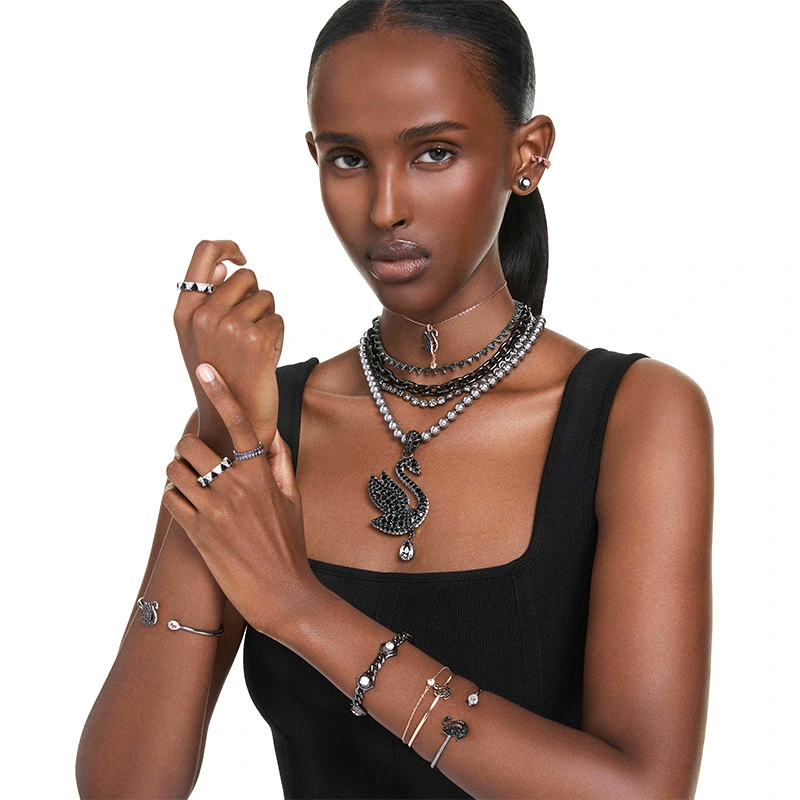 Vòng tay Swarovski 5688745 Swan Bangle | Ảnh mẫu phối đồ