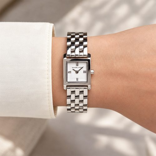 Đồng hồ Michael Kors Micro Georgie MK4933 19mm khi đeo