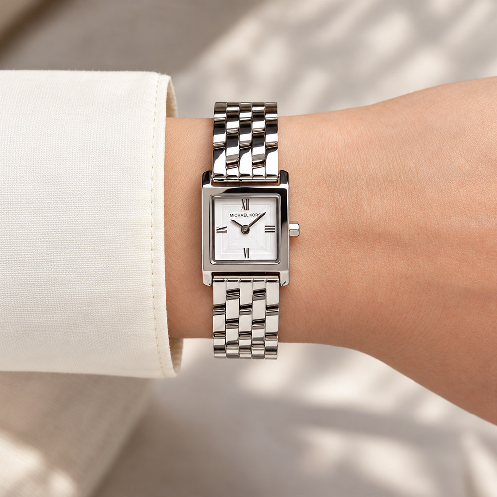 Đồng hồ Michael Kors Micro Georgie MK4933 19mm khi đeo