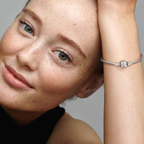 Vòng charm Pandora 590702HV Barrel Clasp Snake Chain Bracelet | Laimut | Ảnh mẫu đeo