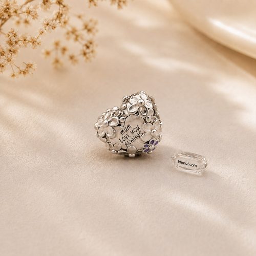 Mặt sau Charm Pandora 791155C01 có chữ MUM LOVE YOU ALWAYS
