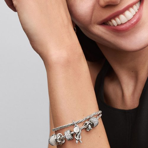 Charm Pandora 793780C01 Pavé Infinity Knot Dangle Charm | Laimut | Ảnh mẫu đeo