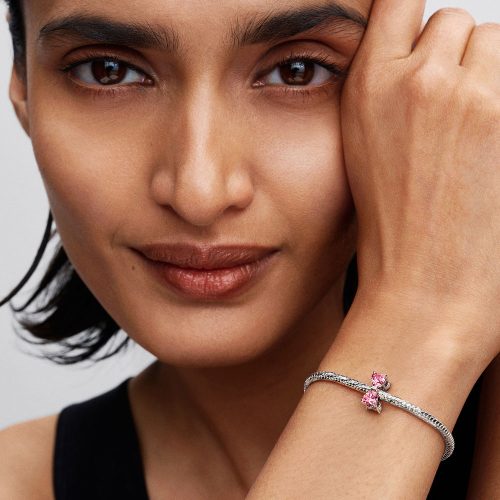 Mẫu đeo Charm Pandora 794253C01 Pink Bow Charm trên vòng Pandora