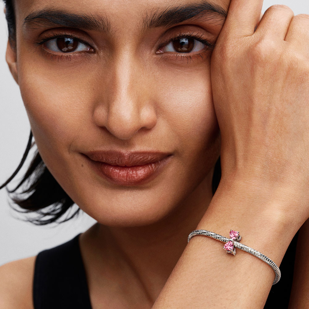 Mẫu đeo Charm Pandora 794253C01 Pink Bow Charm trên vòng Pandora