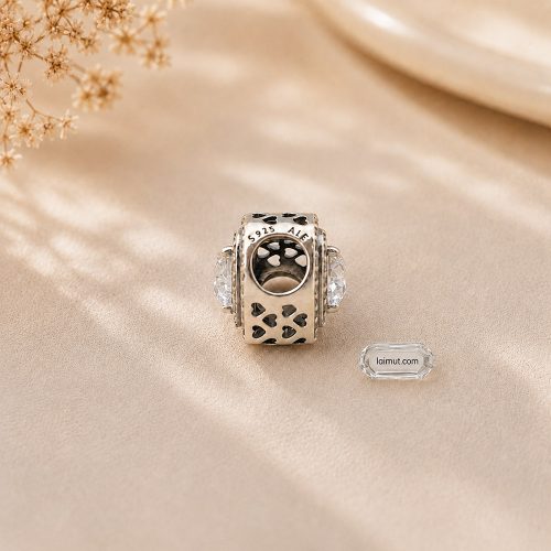 Charm Pandora 799218C01 Sparkling Leveled Hearts Charm | Laimut | Ảnh chụp thực tế