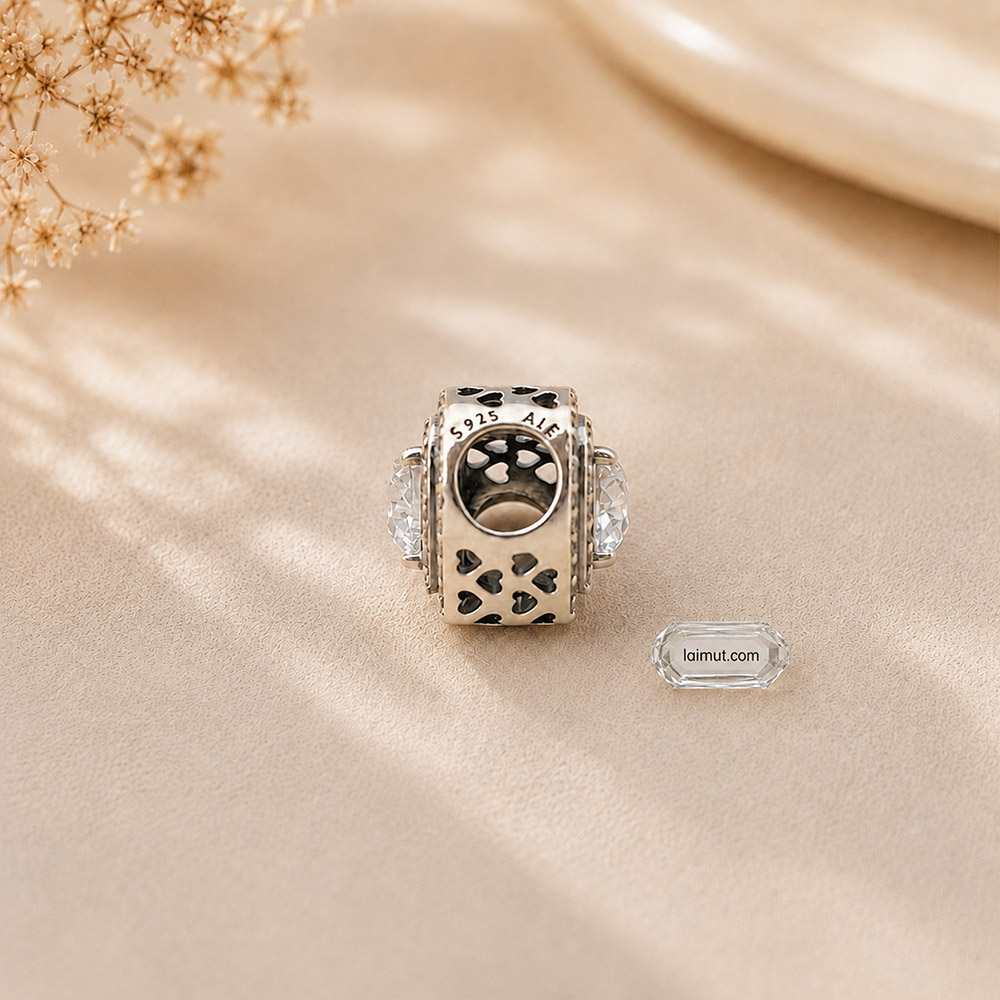 Charm Pandora 799218C01 Sparkling Leveled Hearts Charm | Laimut | Ảnh chụp thực tế