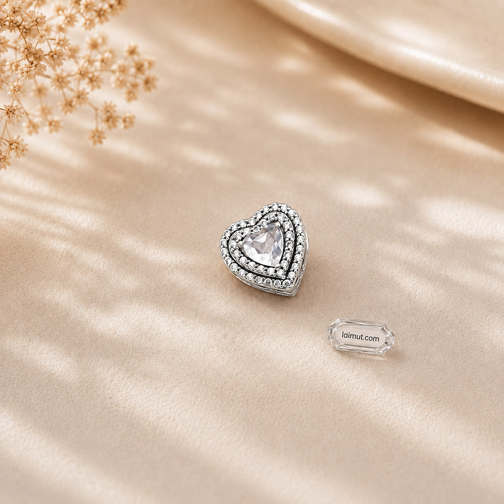 Charm Pandora 799218C01 Sparkling Leveled Hearts Charm | Laimut | Ảnh chụp thực tế