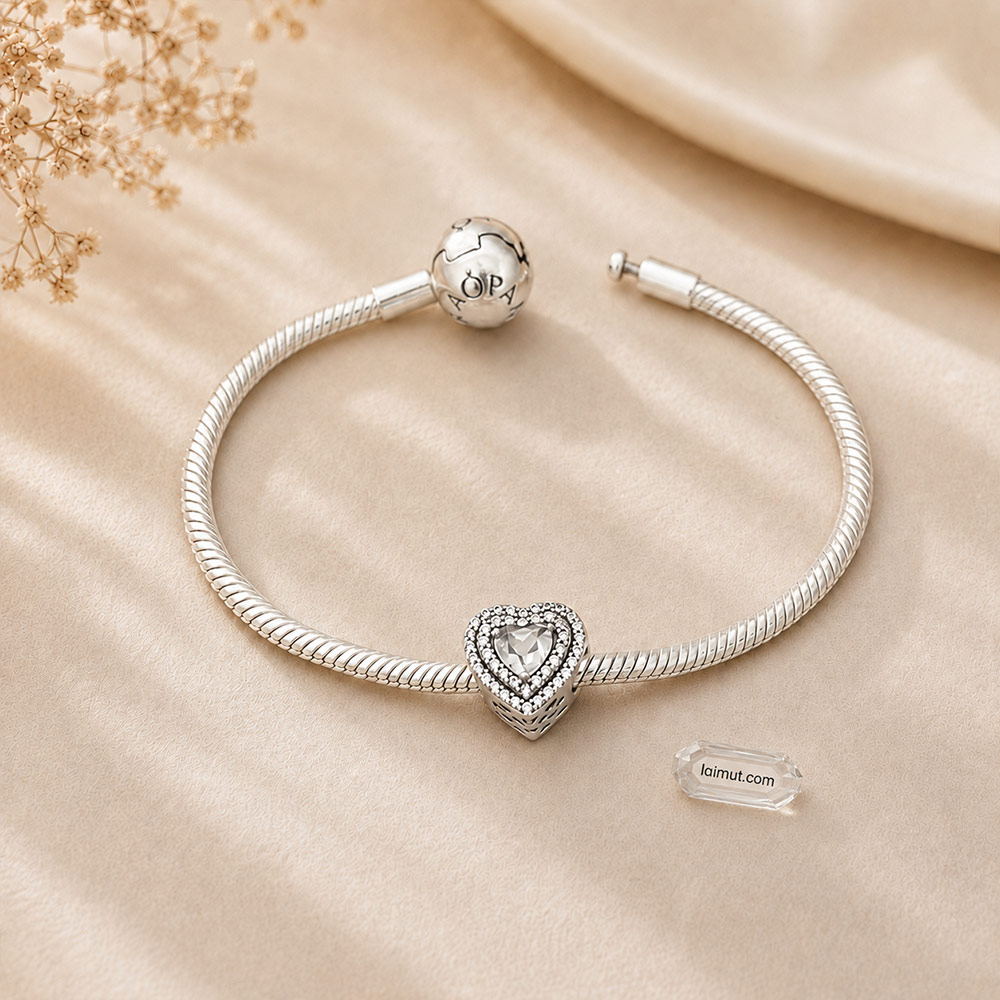 Charm Pandora 799218C01 Sparkling Leveled Hearts Charm | Laimut | Ảnh chụp thực tế