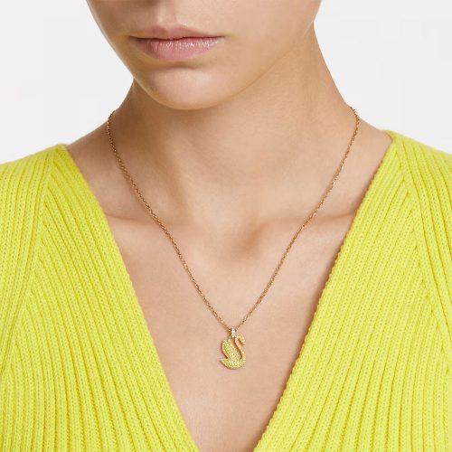 Mẫu đeo Dây chuyền Swarovski 5647553 Iconic Swan Yellow