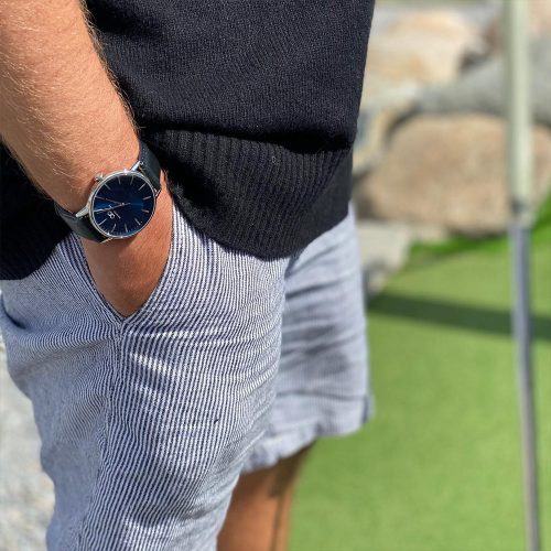 Mẫu đeo Đồng hồ August Berg 10232E05LBL Serenity Deep Blue trên cổ tay
