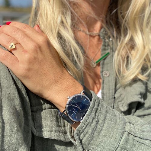 Mẫu đeo Đồng hồ August Berg 10232E05LBL Serenity Deep Blue trên cổ tay