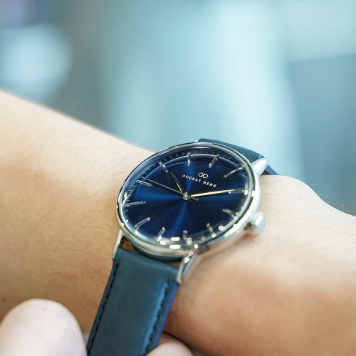 Mẫu đeo Đồng hồ August Berg 10232E05LBL Serenity Deep Blue trên cổ tay