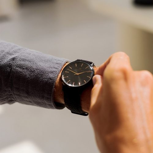 Mẫu đeo Đồng hồ August Berg 10232F01VBK Serenity Noir Black trên cổ tay