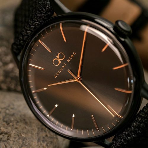 Đồng hồ August Berg 10240F01VBK Serenity Noir Black chụp thật góc nghiêng