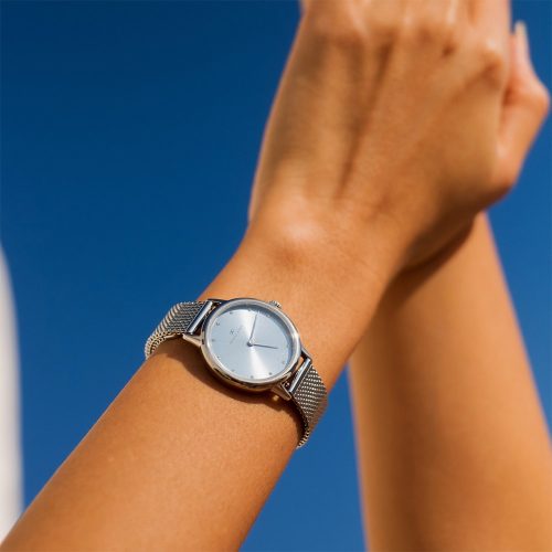 Mẫu đeo Đồng hồ August Berg 10928E21MSL Serenity Petite Dusty Blue