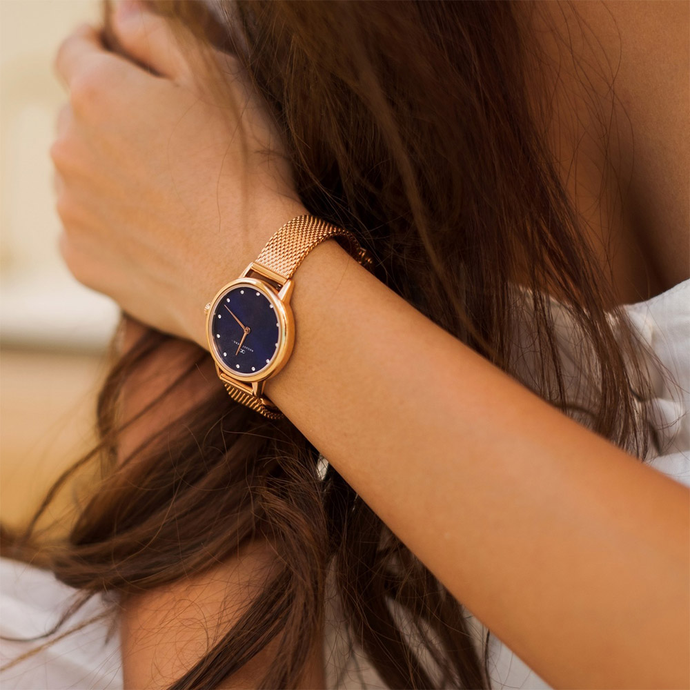 Mẫu đeo Đồng hồ August Berg 10928A33MRG Serenity Petite Royal Purple trên cổ tay