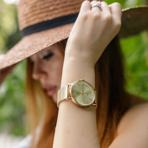 Mẫu đeo Đồng hồ August Berg 10140D02MGD Serenity Shine Gold trên cổ tay