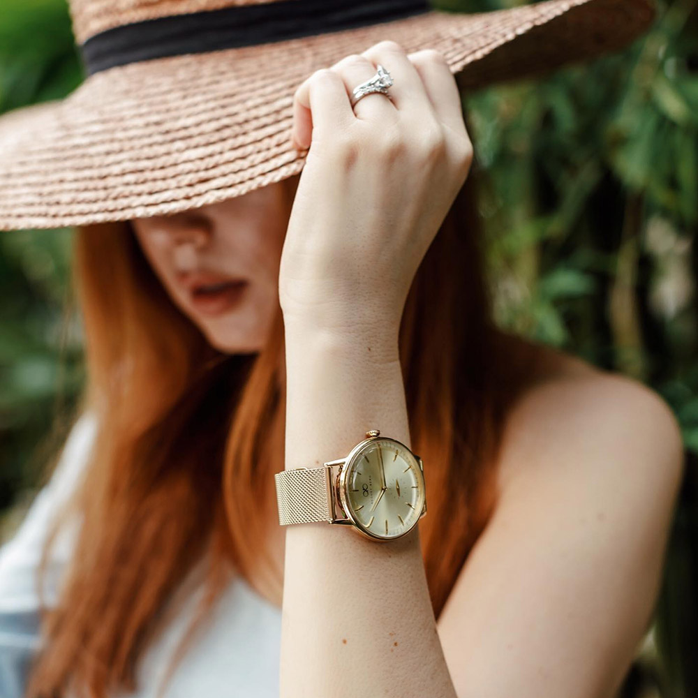 Mẫu đeo Đồng hồ August Berg 10140D02MGD Serenity Shine Gold trên cổ tay