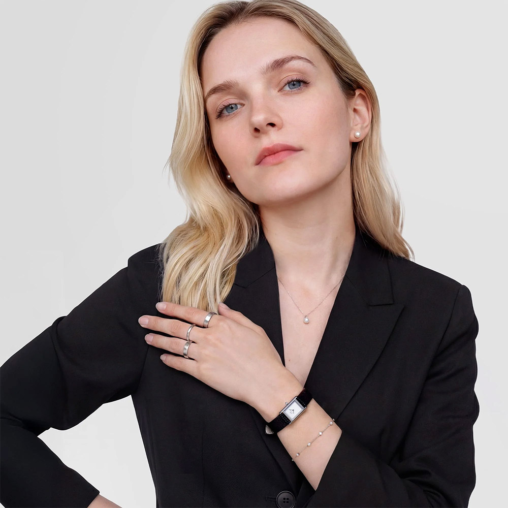 Mẫu đeo Đồng hồ Daniel Wellington DW00100901 Bound Mini Black Lizard Silver
