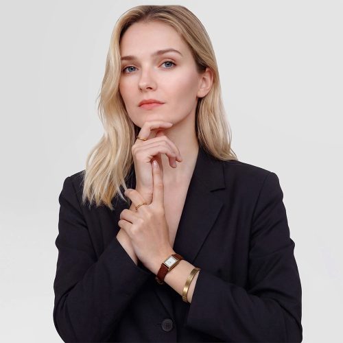 Mẫu đeo Đồng hồ Daniel Wellington DW00100905 Bound Mini Light Brown Lizard Gold