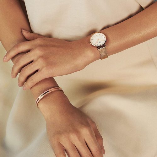 Mẫu đeo Đồng hồ Daniel Wellington DW00100163 Petite Melrose Rose Gold