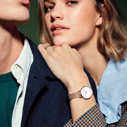 Mẫu đeo Đồng hồ Daniel Wellington DW00100219 Petite Melrose Rose Gold