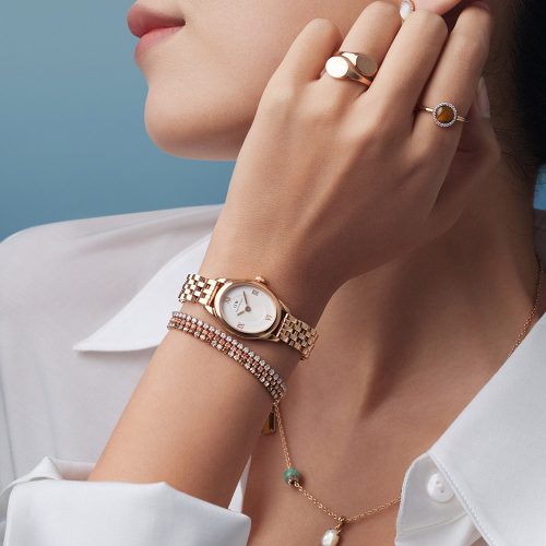 Mẫu đeo Đồng hồ Daniel Wellington DW00100805 Ophelia Mini Rose Gold