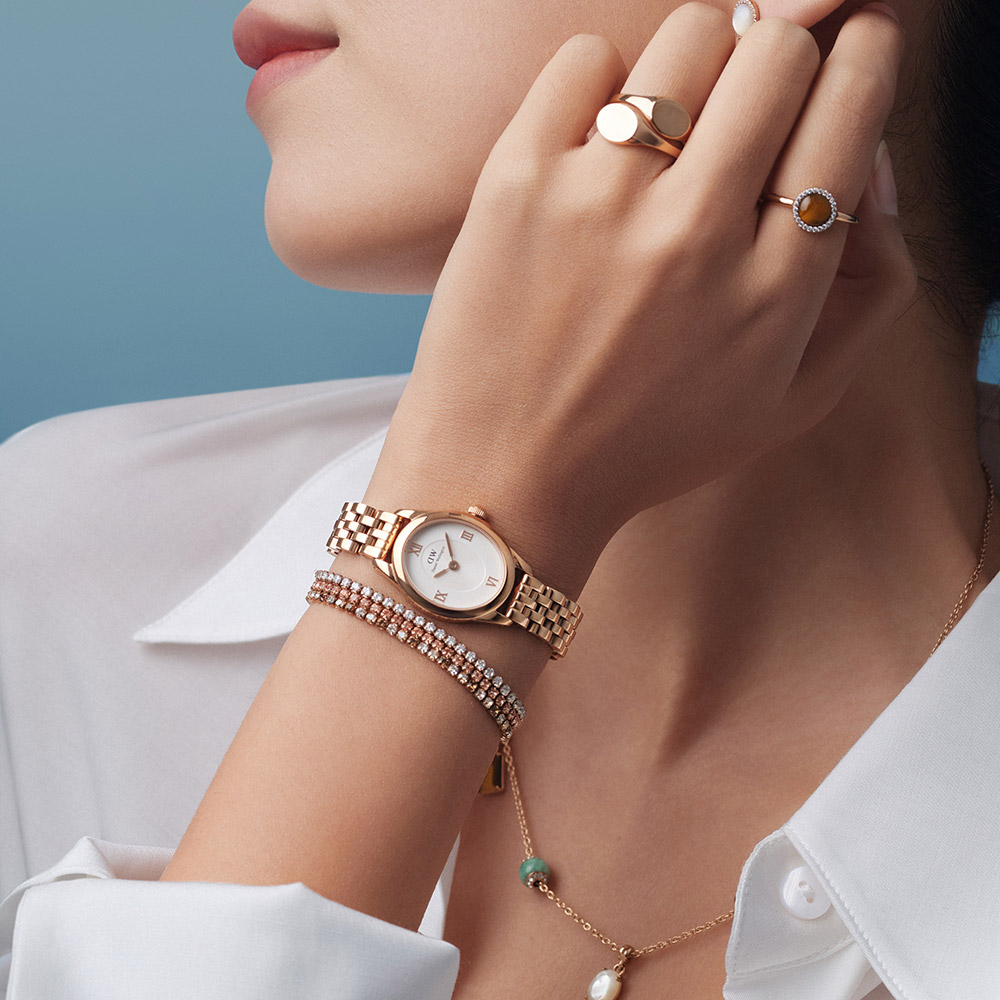 Mẫu đeo Đồng hồ Daniel Wellington DW00100805 Ophelia Mini Rose Gold