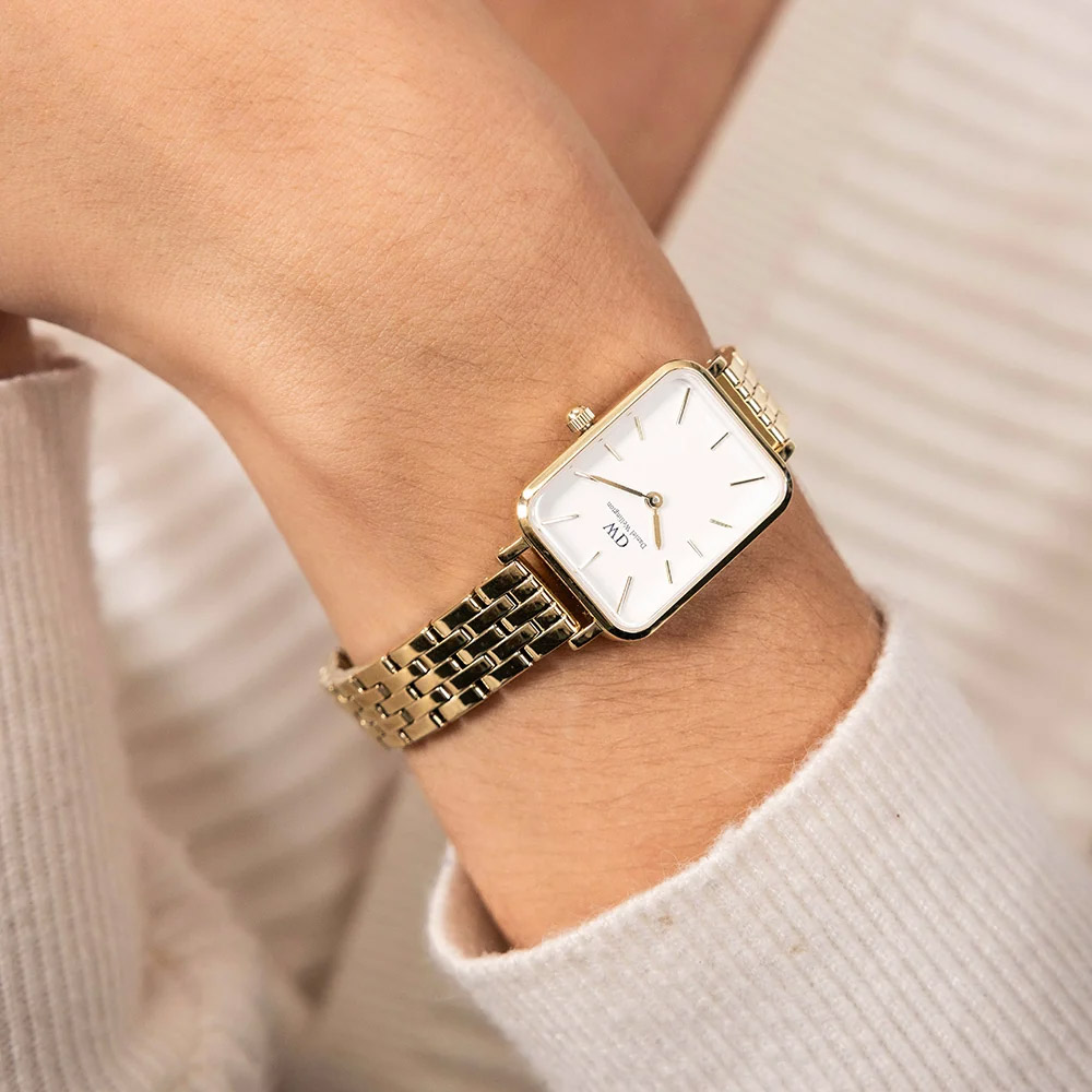 Mẫu đeo Đồng hồ Daniel Wellington DW00100622 Quadro 5-Link Evergold