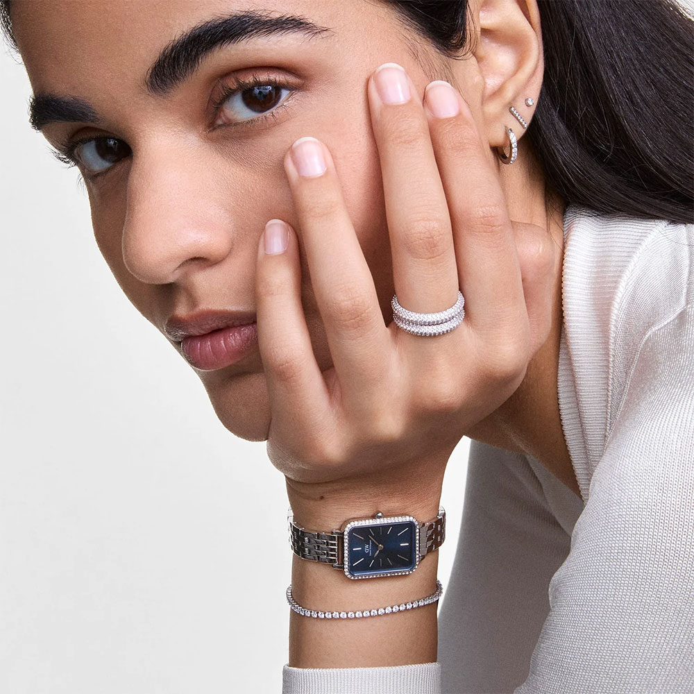 Mẫu đeo Đồng hồ Daniel Wellington DW00100670 Quadro Lumine Arctic Silver