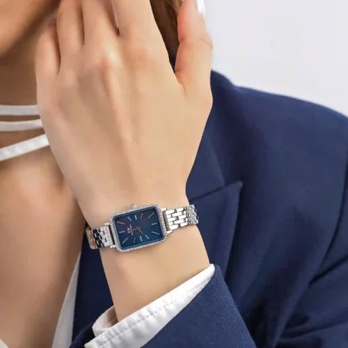 Mẫu đeo Đồng hồ Daniel Wellington DW00100670 Quadro Lumine Arctic Silver