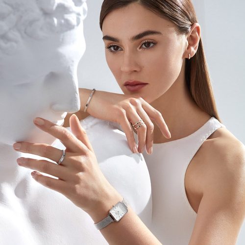 Mẫu đeo Đồng hồ Daniel Wellington DW00100438 Quadro Pressed Sterling
