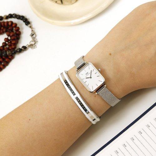Mẫu đeo Đồng hồ Daniel Wellington DW00100438 Quadro Pressed Sterling