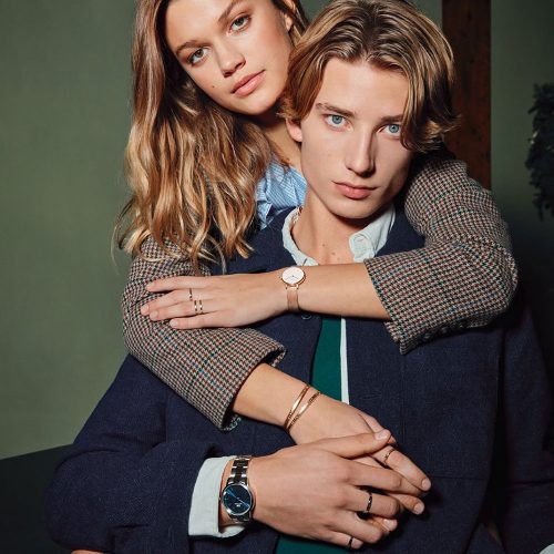 Mẫu đeo Đồng hồ Daniel Wellington DW00100448 Iconic Link Arctic Silver