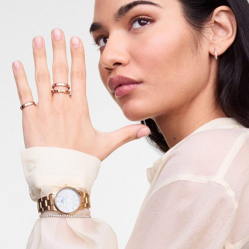 Mẫu đeo Đồng hồ Daniel Wellington DW00100213 Iconic Link Rose Gold