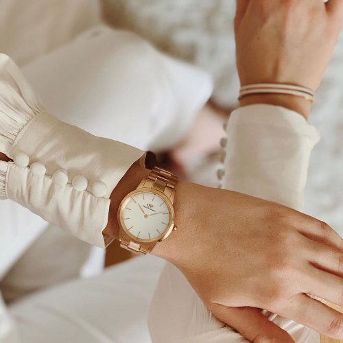 Mẫu đeo Đồng hồ Daniel Wellington DW00100213 Iconic Link Rose Gold