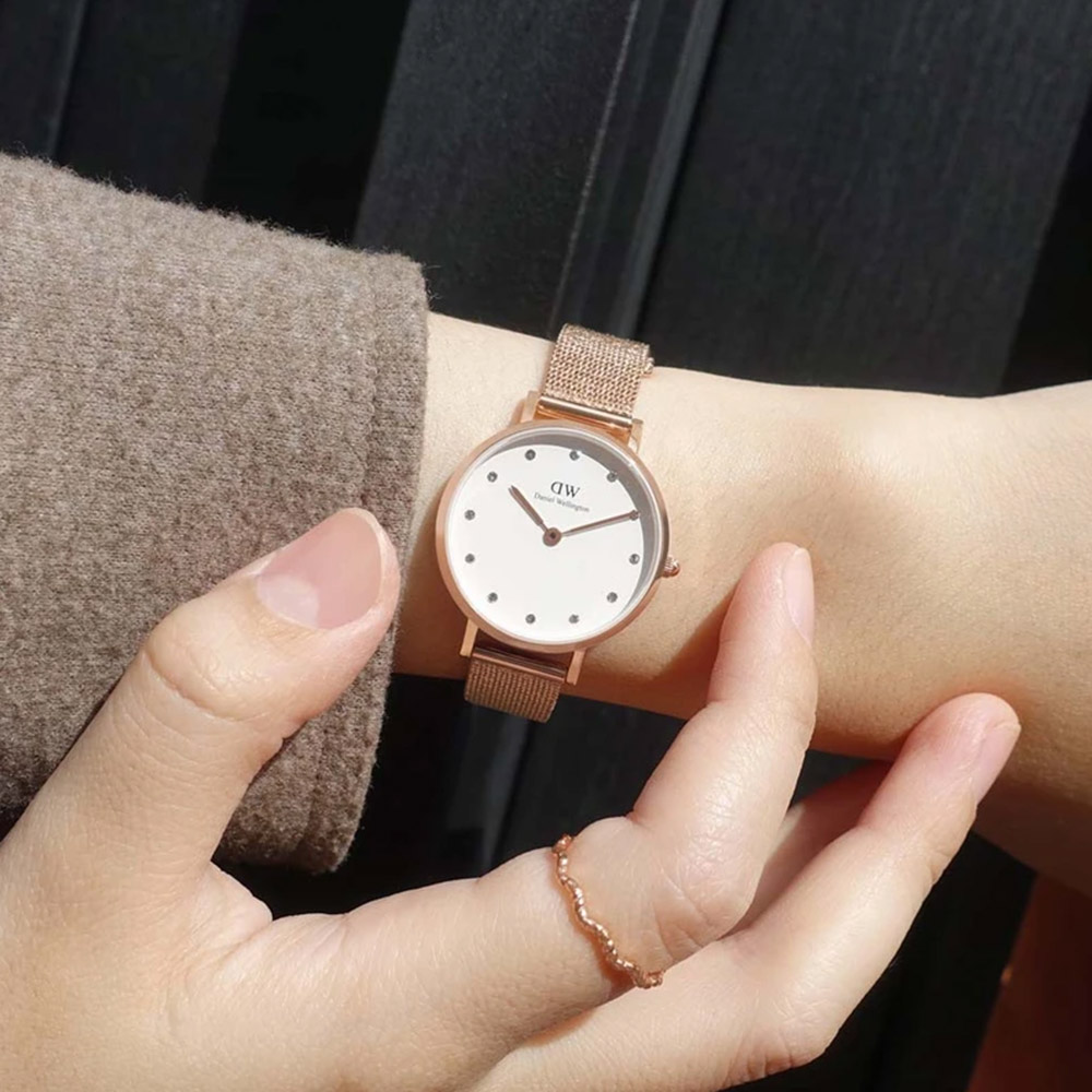 Mẫu đeo Đồng hồ Daniel Wellington DW00100528 Petite Lumine Pressed Melrose