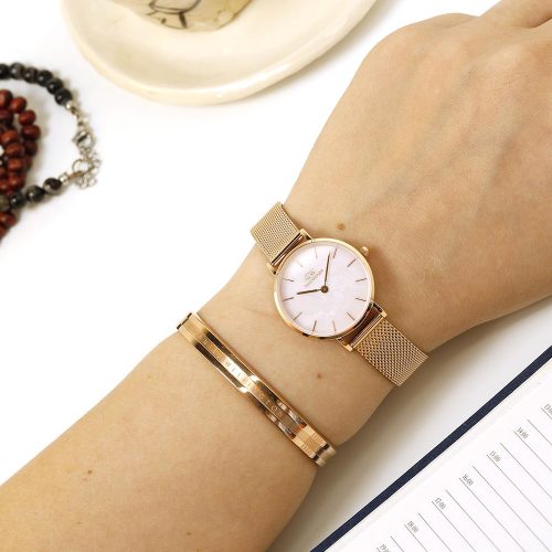 Mẫu đeo Đồng hồ Daniel Wellington DW00100513 Petite Melrose Pearl