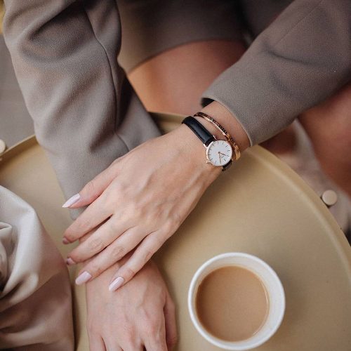 Mẫu đeo Đồng hồ Daniel Wellington DW00100230 Petite Sheffield Rose Gold