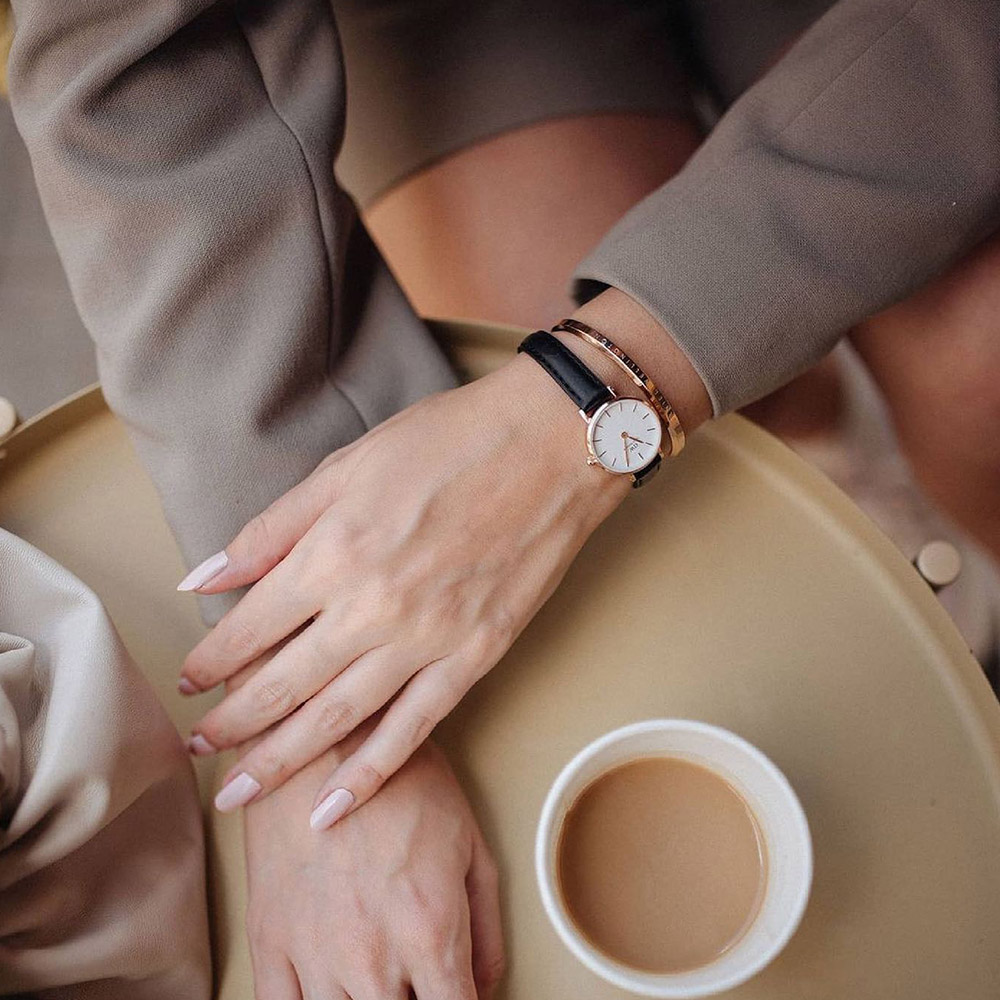 Mẫu đeo Đồng hồ Daniel Wellington DW00100230 Petite Sheffield Rose Gold