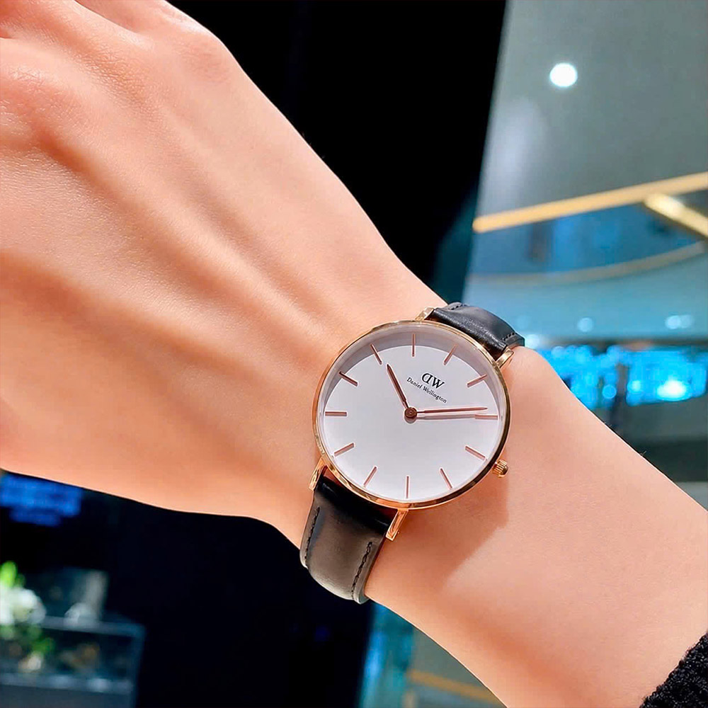 Mẫu đeo Đồng hồ Daniel Wellington DW00100230 Petite Sheffield Rose Gold