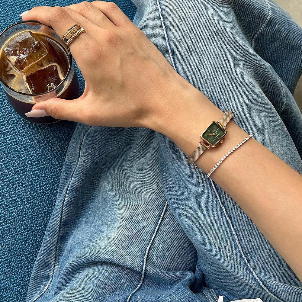 Mẫu đeo Đồng hồ Daniel Wellington DW00100648 Quadro Mini Melrose Emerald