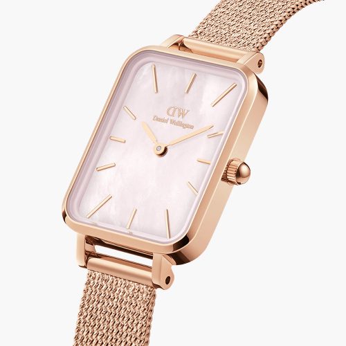 Mẫu đeo Đồng hồ Daniel Wellington DW00100510 Quadro Pressed Melrose Pink MoP