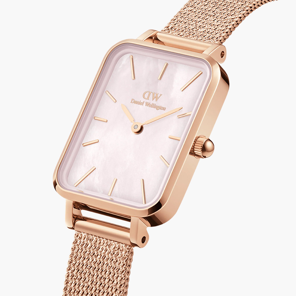 Mẫu đeo Đồng hồ Daniel Wellington DW00100510 Quadro Pressed Melrose Pink MoP
