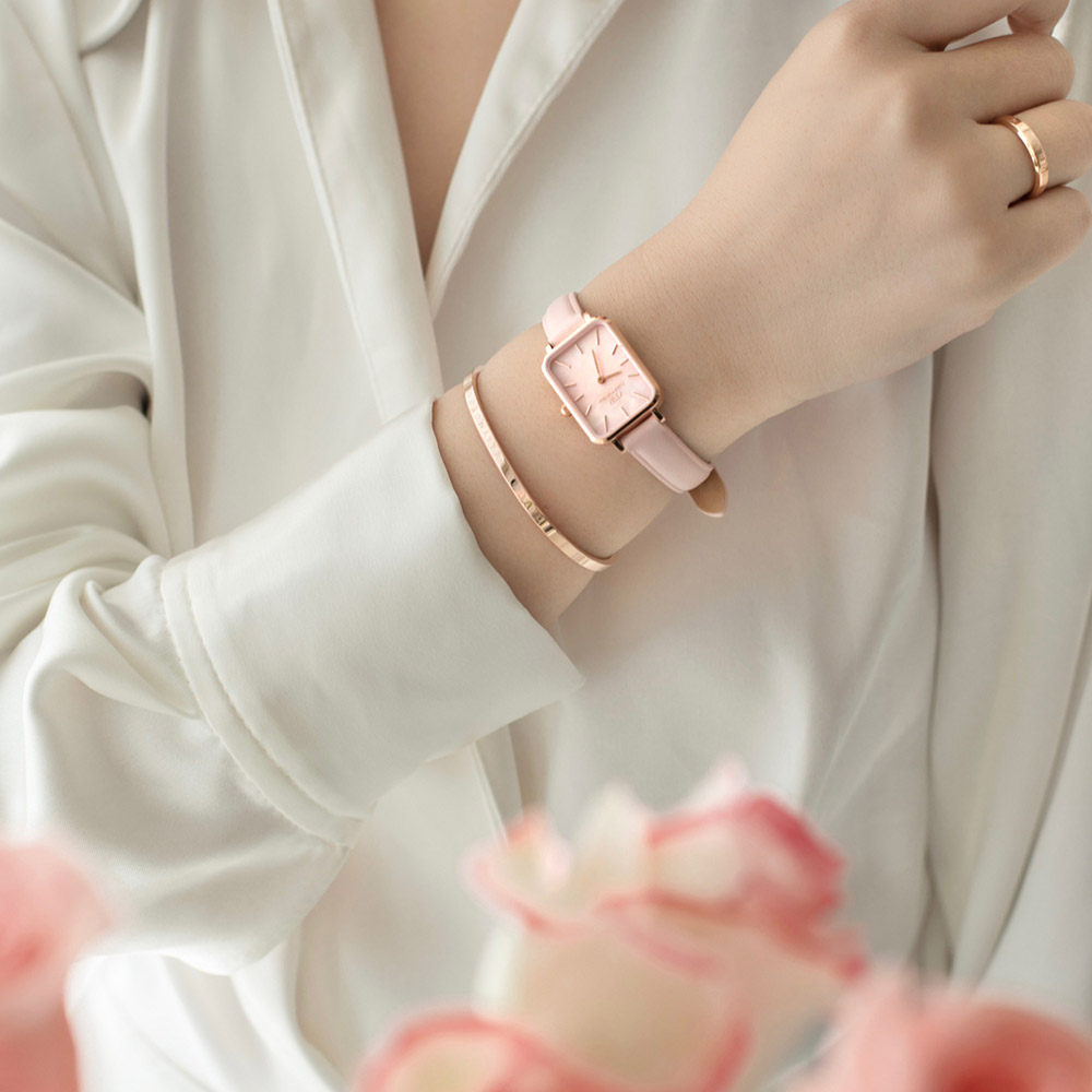 Mẫu đeo Đồng hồ Daniel Wellington DW00100508 Quadro Pressed Rouge