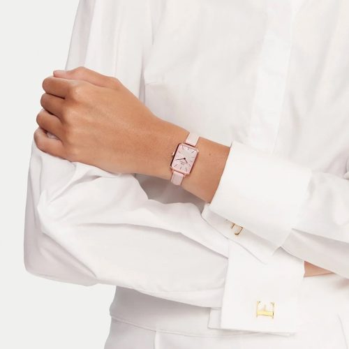 Mẫu đeo Đồng hồ Daniel Wellington DW00100508 Quadro Pressed Rouge
