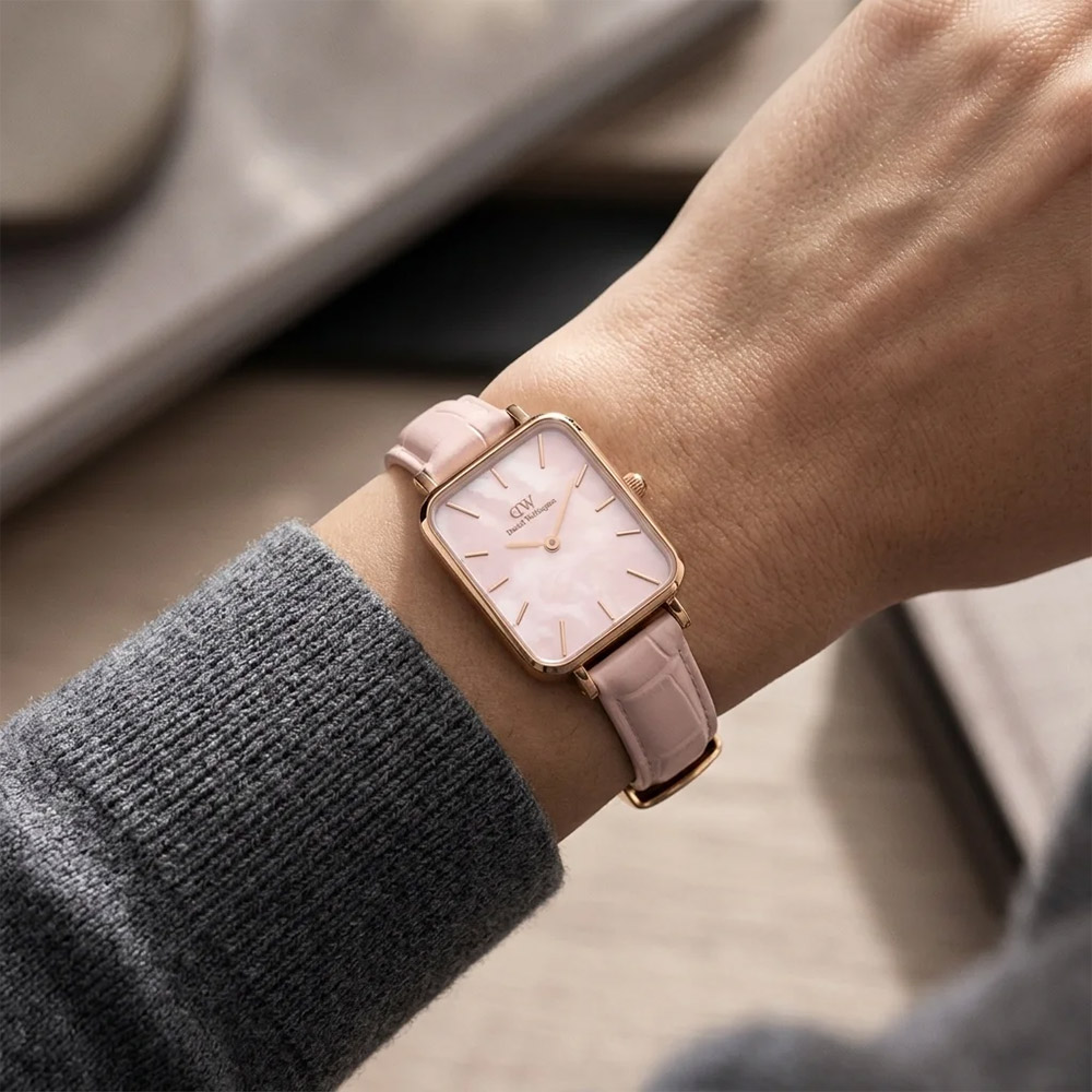Mẫu đeo Đồng hồ Daniel Wellington DW00100508 Quadro Pressed Rouge