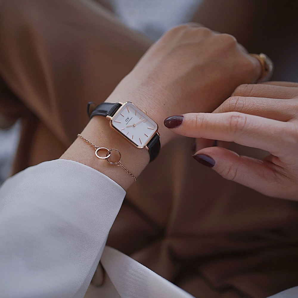 Mẫu đeo Đồng hồ Daniel Wellington DW00100434 Quadro Pressed Sheffield